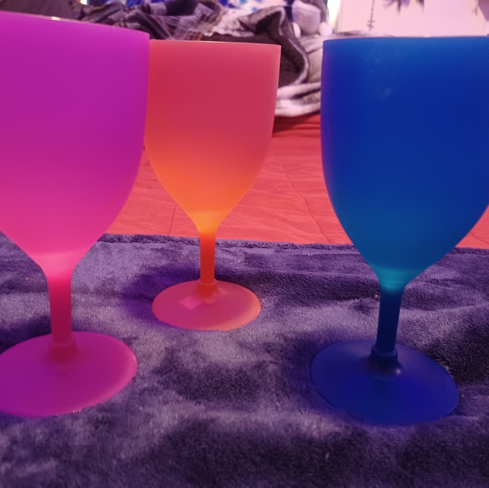 3 plastic wine glasses
